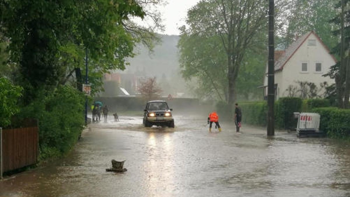 Über Teile Thüringens hinweg gezogene Gewitter haben am Sonntag zu vielen Feuerwehreinsätzen geführt. Im Ilm-Kreis kam es zu überschwemmten Straßen und Keller liefen voll (hier in Plaue). Foto: Matthias Gränzdörfer