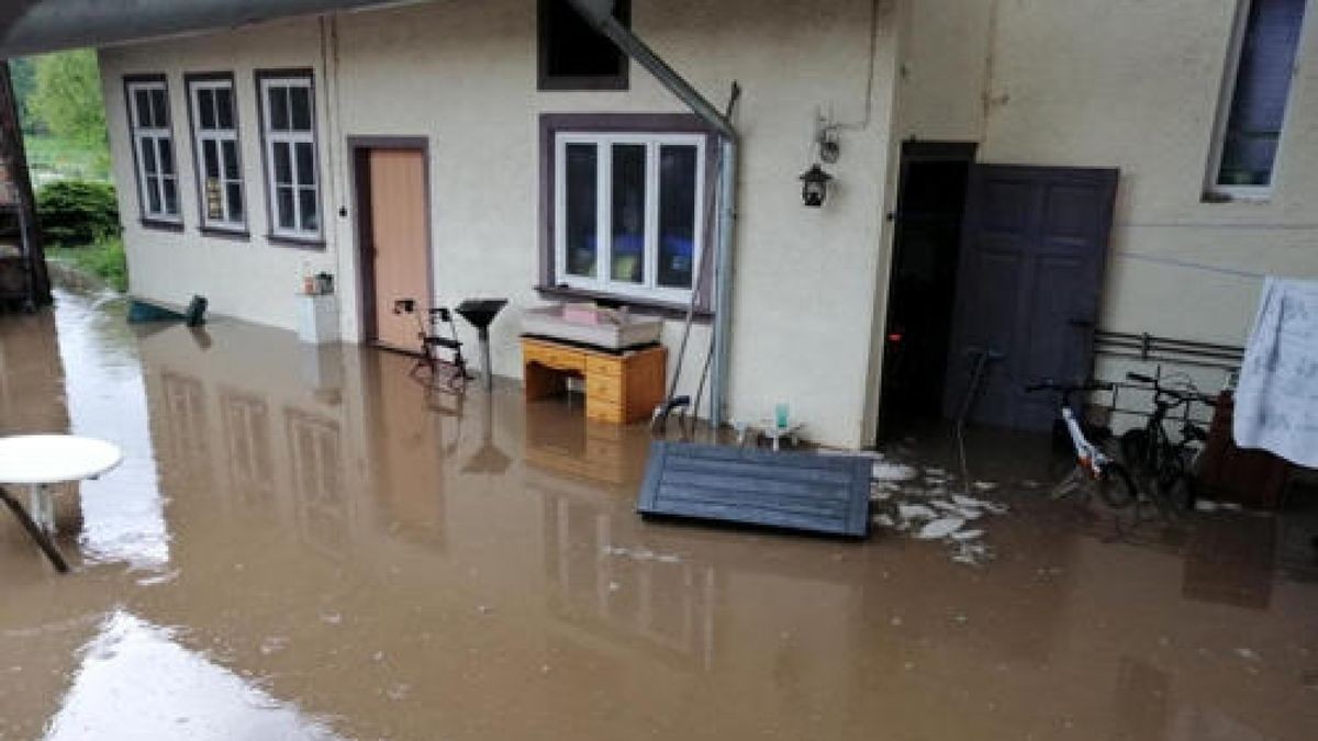 Über Teile Thüringens hinweg gezogene Gewitter haben am Sonntag zu vielen Feuerwehreinsätzen geführt. Im Ilm-Kreis kam es zu überschwemmten Straßen und Keller liefen voll (hier in Plaue). Foto: Matthias Gränzdörfer