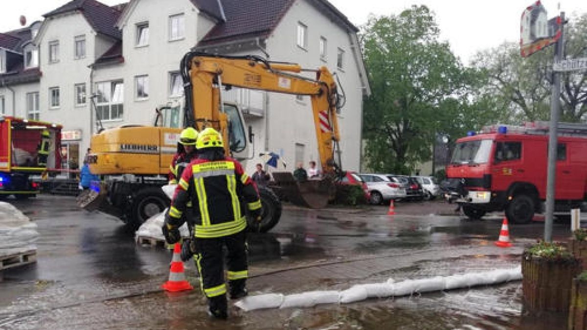 Über Teile Thüringens hinweg gezogene Gewitter haben am Sonntag zu vielen Feuerwehreinsätzen geführt. Im Ilm-Kreis kam es zu überschwemmten Straßen und Keller liefen voll (hier in Plaue). Foto: Matthias Gränzdörfer