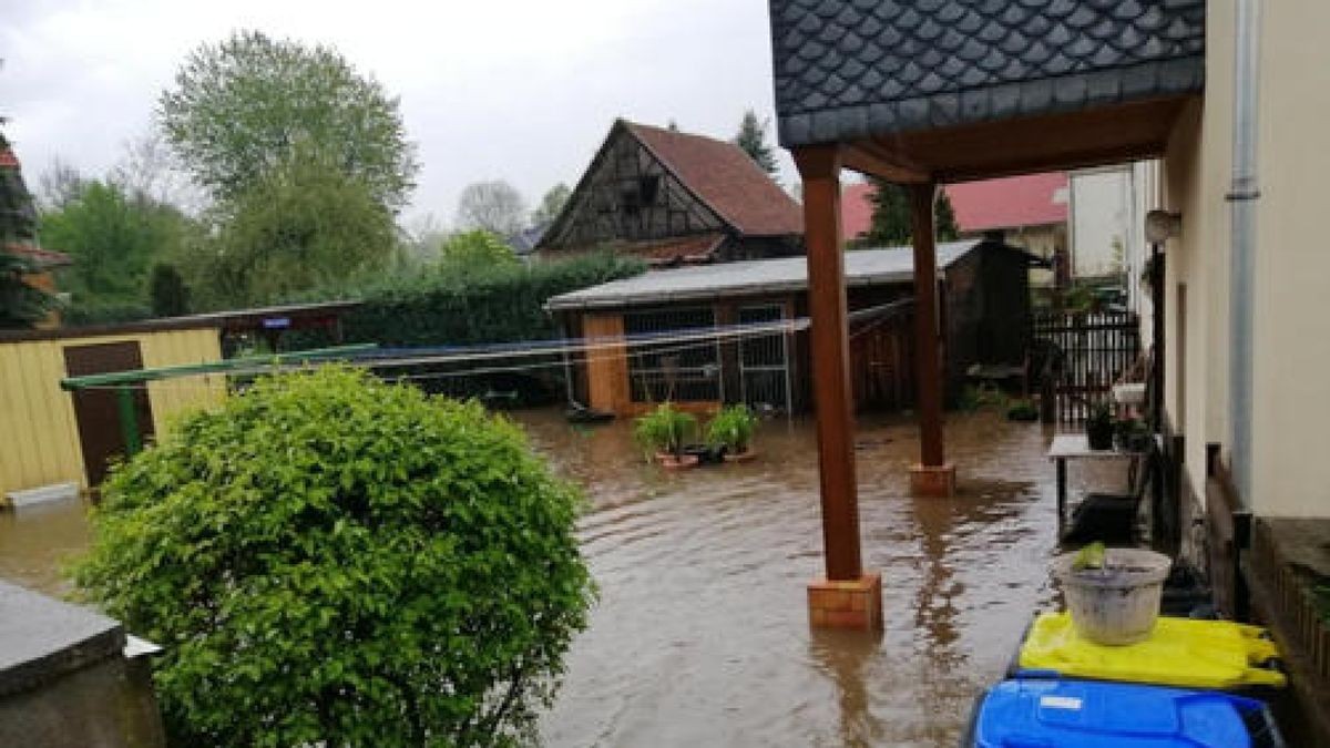 Über Teile Thüringens hinweg gezogene Gewitter haben am Sonntag zu vielen Feuerwehreinsätzen geführt. Im Ilm-Kreis kam es zu überschwemmten Straßen und Keller liefen voll (hier in Plaue). Foto: Matthias Gränzdörfer