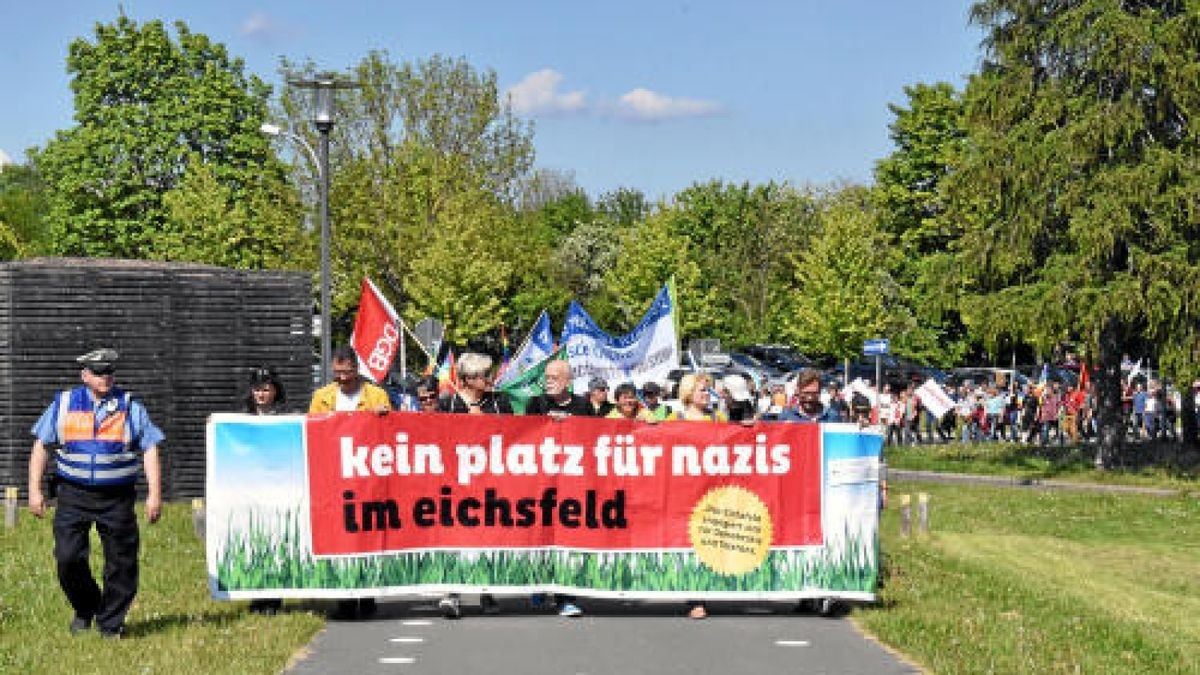 150 Demonstranten setzten am Samstagnachmittag ein Zeichen gegen Rechts und den sogenannten Eichsfeldtag der rechtsextremen NPD auf dem Leinefelder Ohnesportplatz.