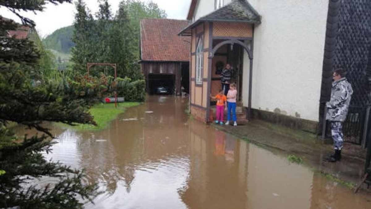 Über Teile Thüringens hinweg gezogene Gewitter haben am Sonntag zu vielen Feuerwehreinsätzen geführt. Im Ilm-Kreis kam es zu überschwemmten Straßen und Keller liefen voll (hier in Plaue). Foto: Matthias Gränzdörfer