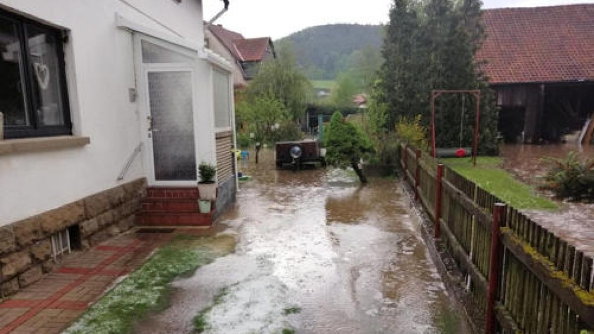 Über Teile Thüringens hinweg gezogene Gewitter haben am Sonntag zu vielen Feuerwehreinsätzen geführt. Im Ilm-Kreis kam es zu überschwemmten Straßen und Keller liefen voll (hier in Plaue). Foto: Matthias Gränzdörfer