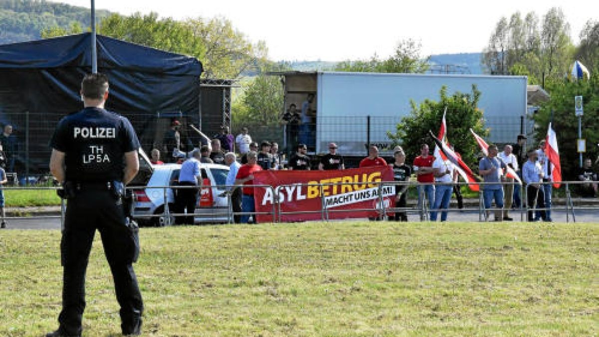 Parallel dazu versammelten sich die Anhänger der rechtsextremen Partei bereits am Vormittag auf dem Sportplatz.