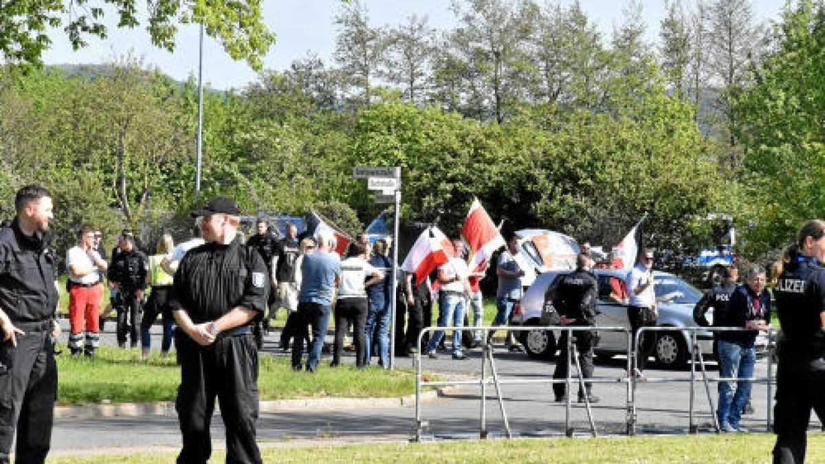 Auch sie hatten einen Aufzug angemeldet und zogen mit knapp 30 Leuten durch die Leinefelder Straßen in Richtung Bahnhof.