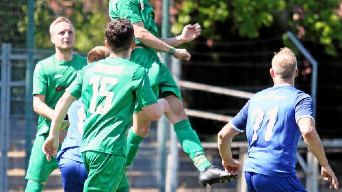 Der SC 03 Weimar (in Grün, Frederik Windhauer beim Kopfball) verlor das Heimspiel gegen den SV Schott Jena klar mit 0:3. Foto: Christian Albrecht