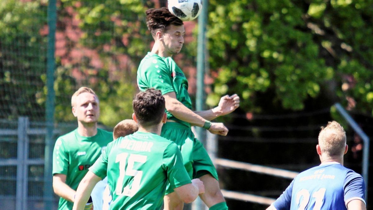 Der SC 03 Weimar (in Grün, Frederik Windhauer beim Kopfball) verlor das Heimspiel gegen den SV Schott Jena klar mit 0:3. 