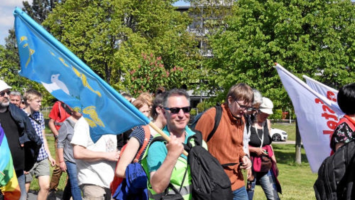 150 Demonstranten setzten am Samstagnachmittag ein Zeichen gegen Rechts und den sogenannten Eichsfeldtag der rechtsextremen NPD auf dem Leinefelder Ohnesportplatz.