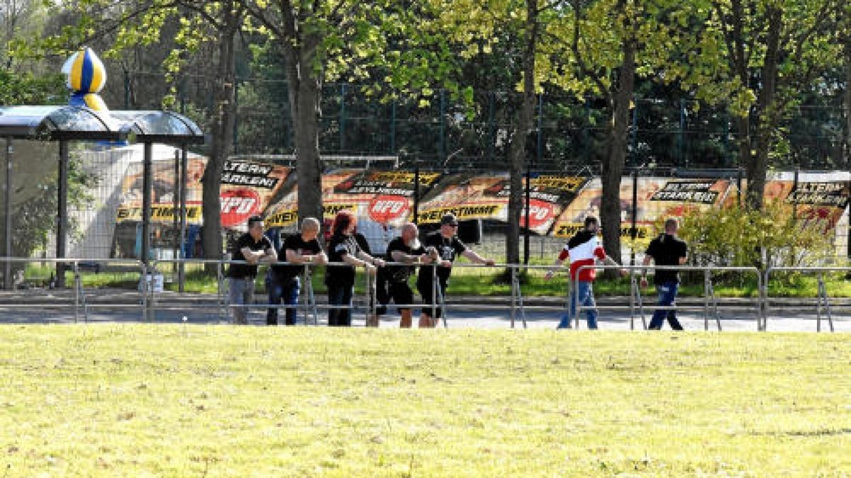 Parallel dazu versammelten sich die Anhänger der rechtsextremen Partei bereits am Vormittag auf dem Sportplatz.