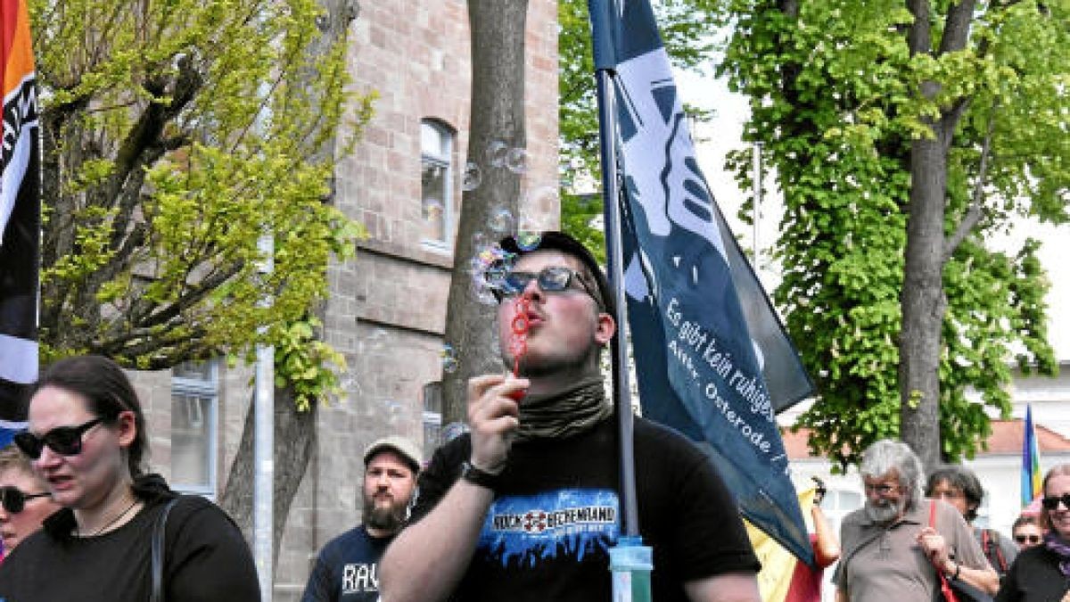 150 Demonstranten setzten am Samstagnachmittag ein Zeichen gegen Rechts und den sogenannten Eichsfeldtag der rechtsextremen NPD auf dem Leinefelder Ohnesportplatz.