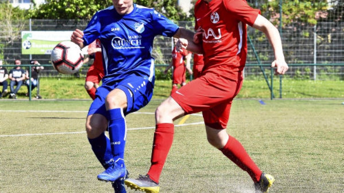 Unglücksrabe: Büßlebens Philip Kreische (links) verschoss einen Elfmeter zum möglichen 0:2.Foto: J. Ritter