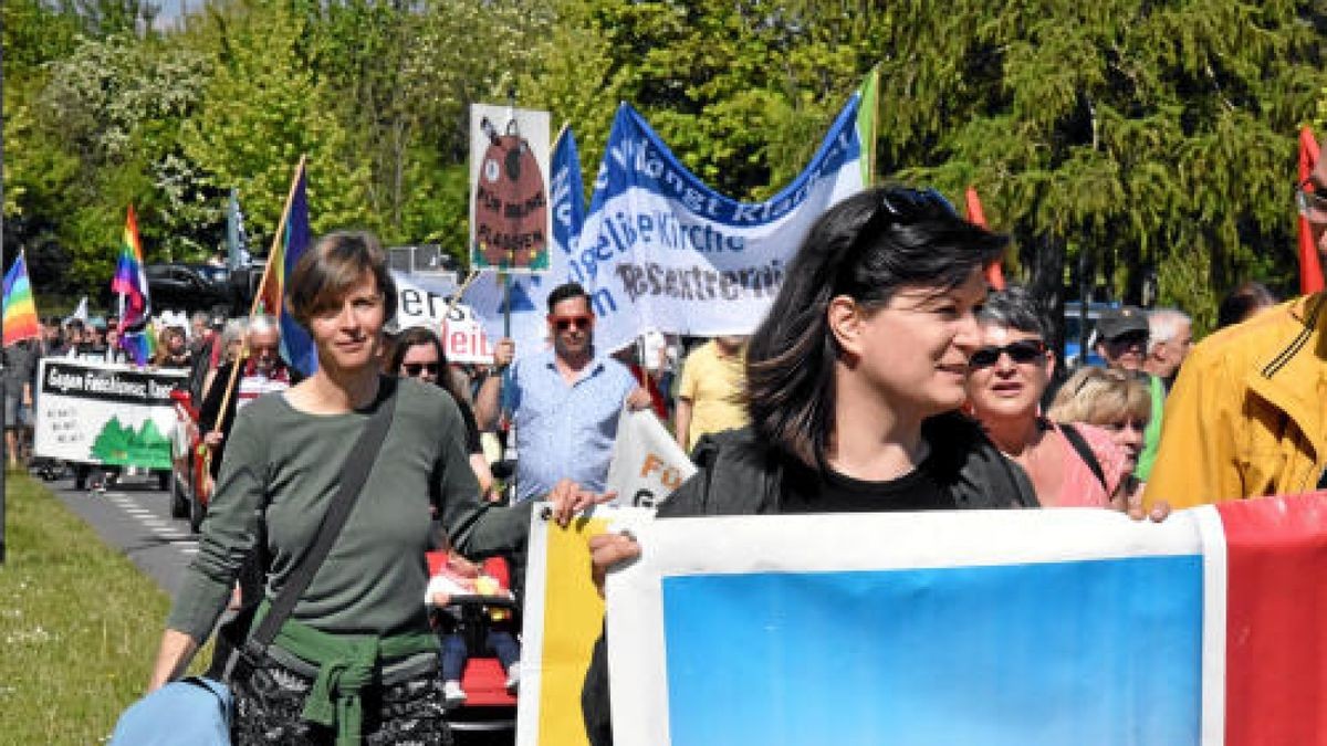 Weiter ging es am Samstag mit dem Friedensgebet und der anschließenden bunten Demonstration durch Leinefelde bis zur Südstadt.