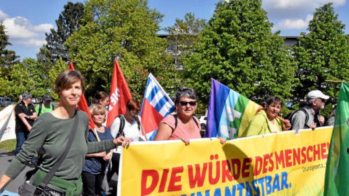 Parallel dazu versammelten sich die Anhänger der rechtsextremen Partei bereits am Vormittag auf dem Sportplatz.