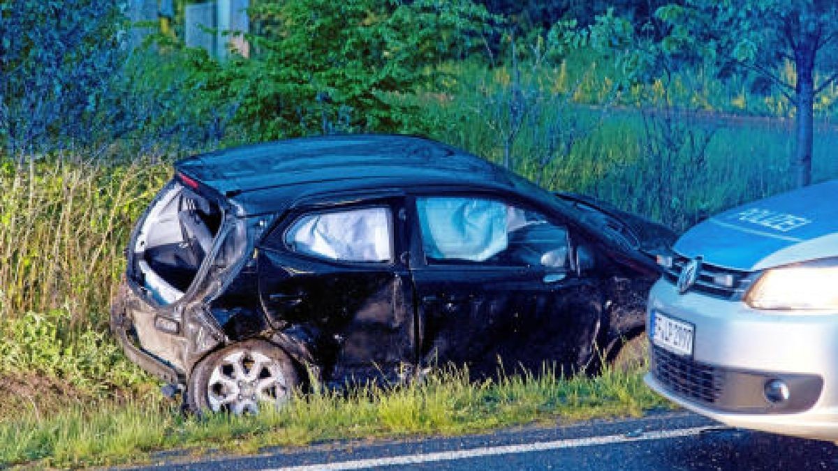 Eine 21-jährige Autofahrerin wurde am Sonntagabend (19.05.2019) von einem 19-jährigen Kleinwagenfahrer, der sich zuvor eine Verfolgungsjagd mit der Polizei lieferte, in Schleusingen (Lkr. Hildburghausen) völlig unvermittelt gerammt.