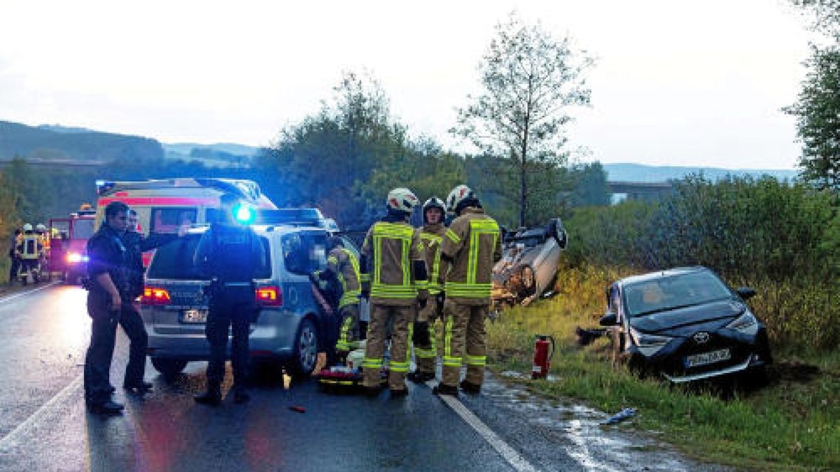 Eine 21-jährige Autofahrerin wurde am Sonntagabend (19.05.2019) von einem 19-jährigen Kleinwagenfahrer, der sich zuvor eine Verfolgungsjagd mit der Polizei lieferte, in Schleusingen (Lkr. Hildburghausen) völlig unvermittelt gerammt.