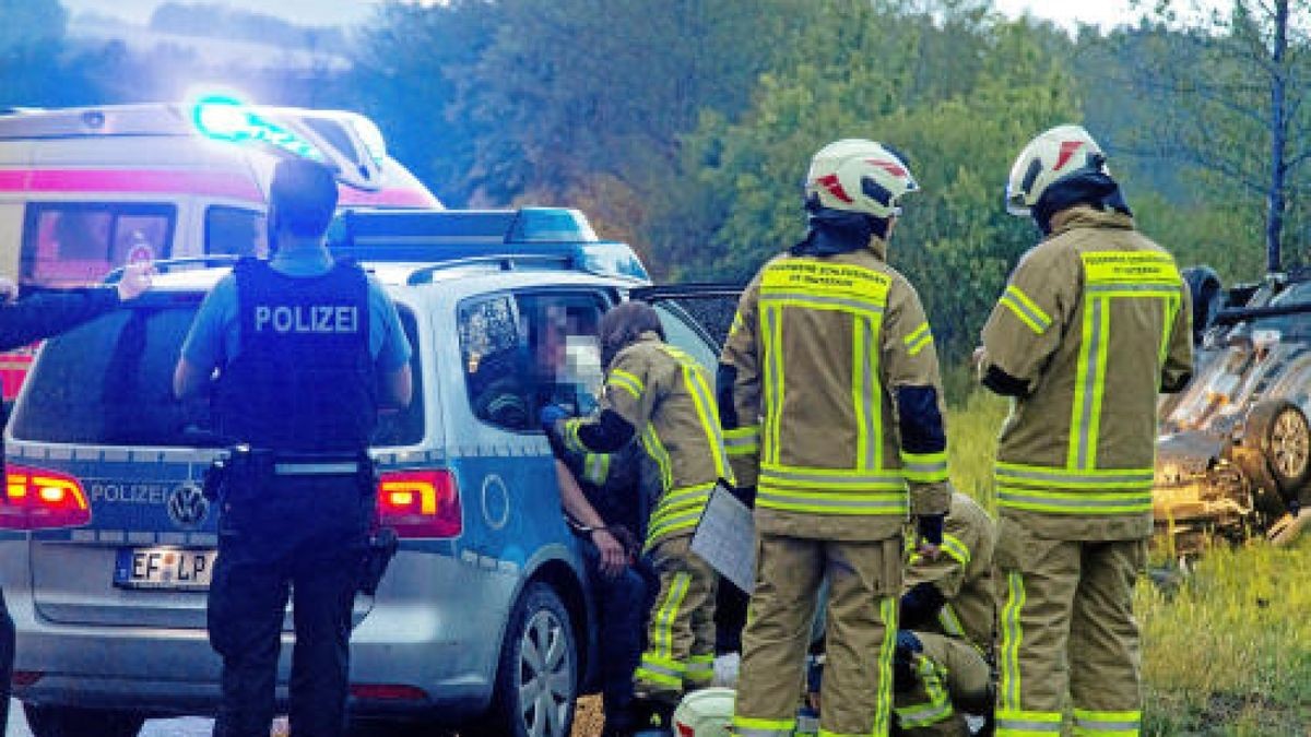 Eine 21-jährige Autofahrerin wurde am Sonntagabend (19.05.2019) von einem 19-jährigen Kleinwagenfahrer, der sich zuvor eine Verfolgungsjagd mit der Polizei lieferte, in Schleusingen (Lkr. Hildburghausen) völlig unvermittelt gerammt.