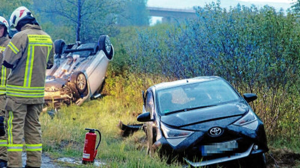 Eine 21-jährige Autofahrerin wurde am Sonntagabend (19.05.2019) von einem 19-jährigen Kleinwagenfahrer, der sich zuvor eine Verfolgungsjagd mit der Polizei lieferte, in Schleusingen (Lkr. Hildburghausen) völlig unvermittelt gerammt.