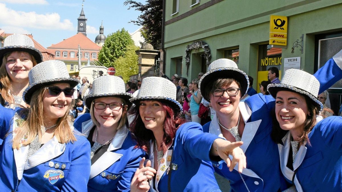 Es ist zwar keine Faschingszeit, aber Mitglieder des Ohrdrufer Carenevalsvereins sorgten aber auch im Festumzug zum Stadtfest für Stimmung und gute Laune.