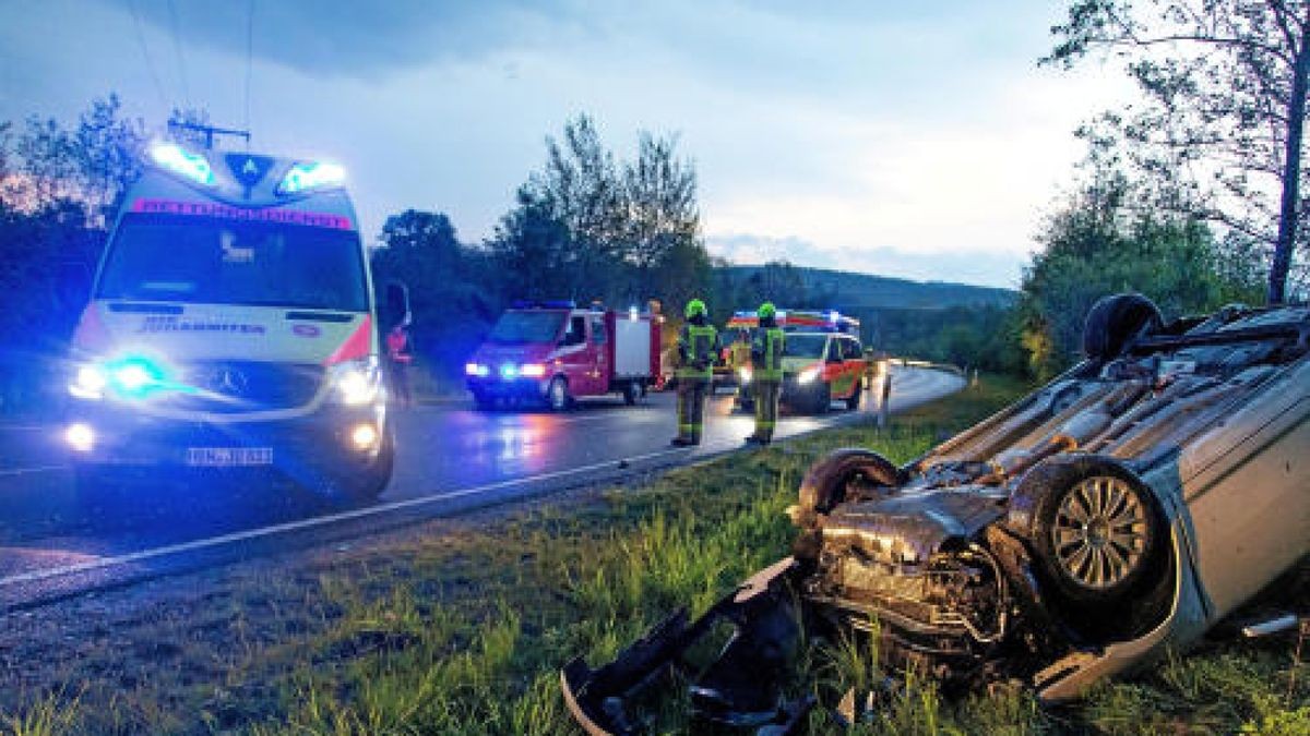 Eine 21-jährige Autofahrerin wurde am Sonntagabend (19.05.2019) von einem 19-jährigen Kleinwagenfahrer, der sich zuvor eine Verfolgungsjagd mit der Polizei lieferte, in Schleusingen (Lkr. Hildburghausen) völlig unvermittelt gerammt.