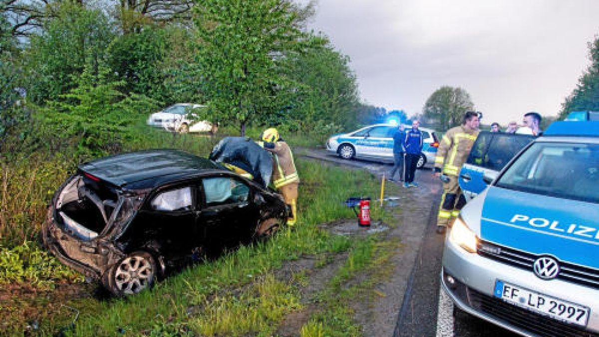 Eine 21-jährige Autofahrerin wurde am Sonntagabend (19.05.2019) von einem 19-jährigen Kleinwagenfahrer, der sich zuvor eine Verfolgungsjagd mit der Polizei lieferte, in Schleusingen (Lkr. Hildburghausen) völlig unvermittelt gerammt.