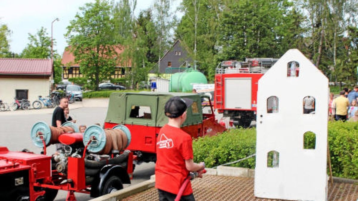 Zum Tag der offenen Tür hatte die Feuerwehr Ponitz eingeladen. Die Nachwuchsgewinnung ist für die Wehr das Wichtigste.