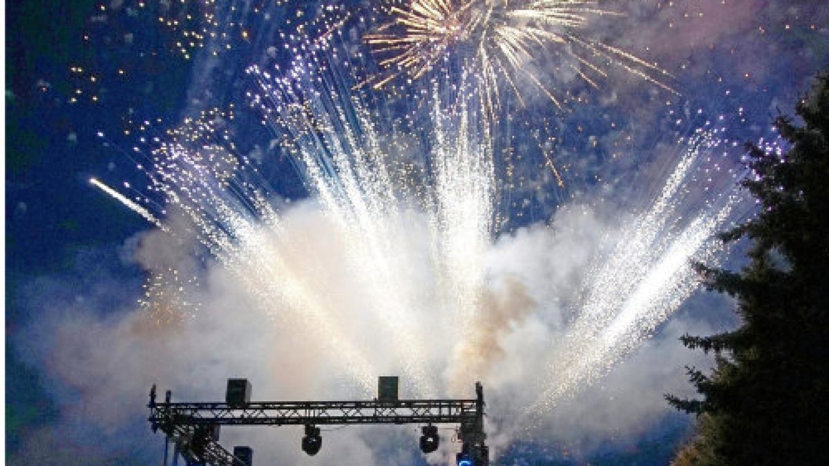 Mit einem Fest und großem Feuerwerk feierten Feuerwehrleute in Greußen mit vielen Bürgern die  Übergabe  der drei neuen Fahrzeuge.Foto: Timo Götz (7)