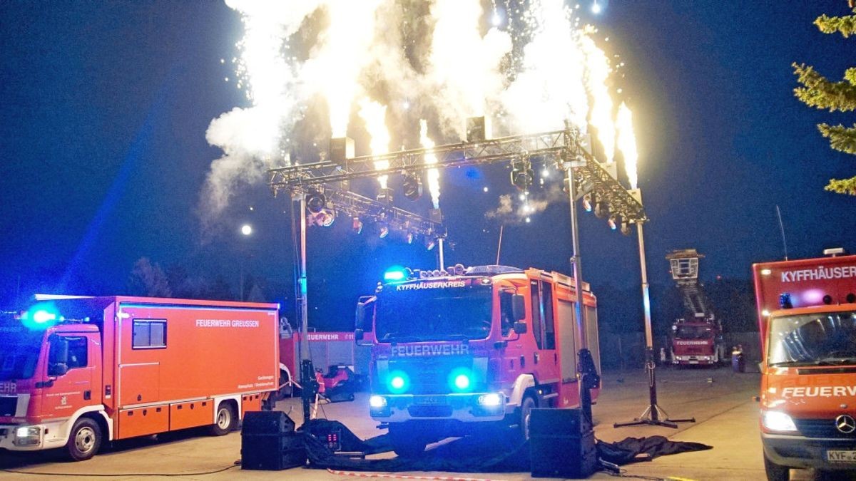 Mit einem Fest und großem Feuerwerk feierten Feuerwehrleute in Greußen mit vielen Bürgern die  Übergabe  der drei neuen Fahrzeuge. Fotos: Timo Götz