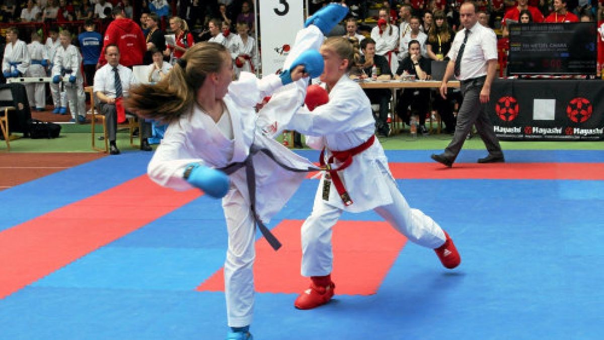 Entschlossen zur Silbermedaille: Chiara Wetzel (links) vom Chikara-Club Erfurt musste sich im Kumite der U16 bis 47 Kilogramm erst im Finale geschlagen geben.Foto: Verein