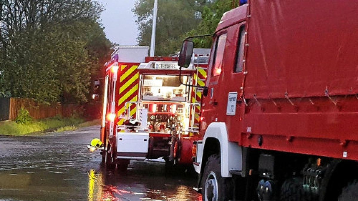 Die Freiwilligen Feuerwehren Ohrdruf und Wölfis waren in der Nacht zum Dienstag wegen Hochwassers in der Gothaer Straße in Ohrdruf im Einsatz, wo Wasser in die Hallen der Firma Penox GmbH eingedrungen ist.Foto: Marcel Wieczoreck