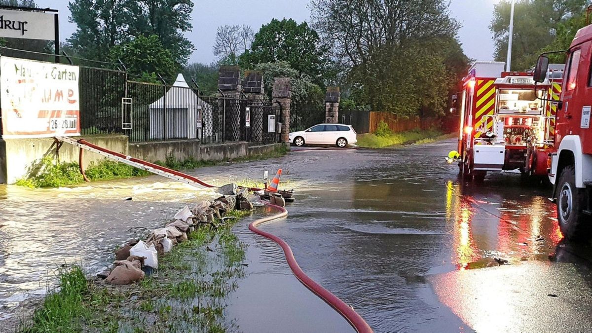 Die Freiwilligen Feuerwehren Ohrdruf und Wölfis waren in der Nacht zum Dienstag wegen Hochwassers in der Gothaer Straße in Ohrdruf im Einsatz.