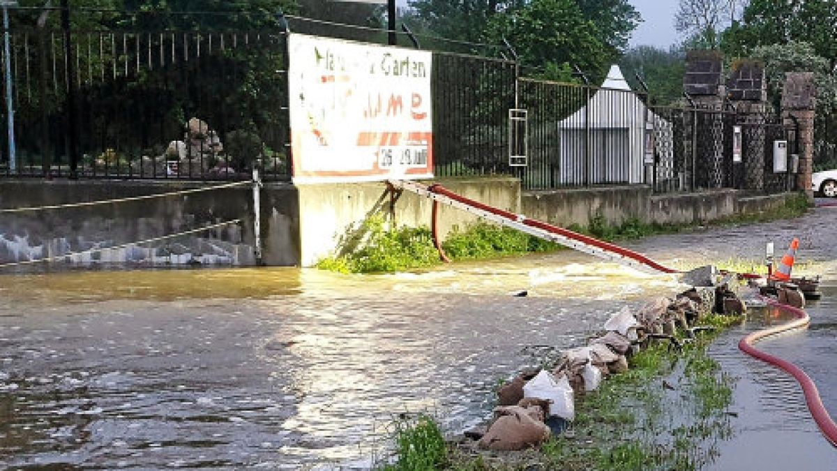 Die Freiwilligen Feuerwehren Ohrdruf und Wölfis waren in der Nacht zum Dienstag in der Gothaer Straße in Ohrdruf im Einsatz, um das Wasser abzuleiten, das über die Wiesen geschossen kam.Foto: Marcel Wieczoreck