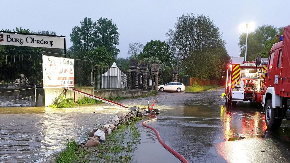 Die Freiwilligen Feuerwehren Ohrdruf und Wölfis waren in der Nacht zum Dienstag in der Gothaer Straße in Ohrdruf im Einsatz, um das Wasser abzuleiten, das über die Wiesen geschossen kam.