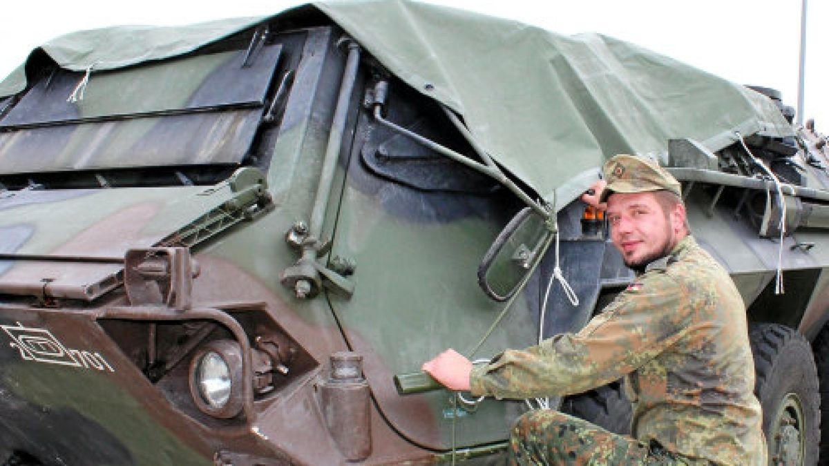 Oberstabsgefreiter Toni K. vom Panzerpionierbataillon 701 in Gera vor einem Transportpanzer 