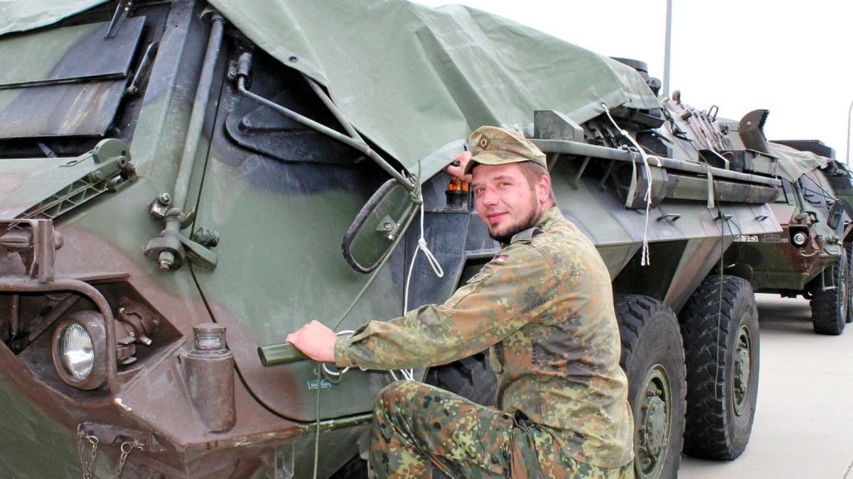 Oberstabsgefreiter Toni K. vom Panzerpionierbataillon 701 in Gera vor einem Transportpanzer 