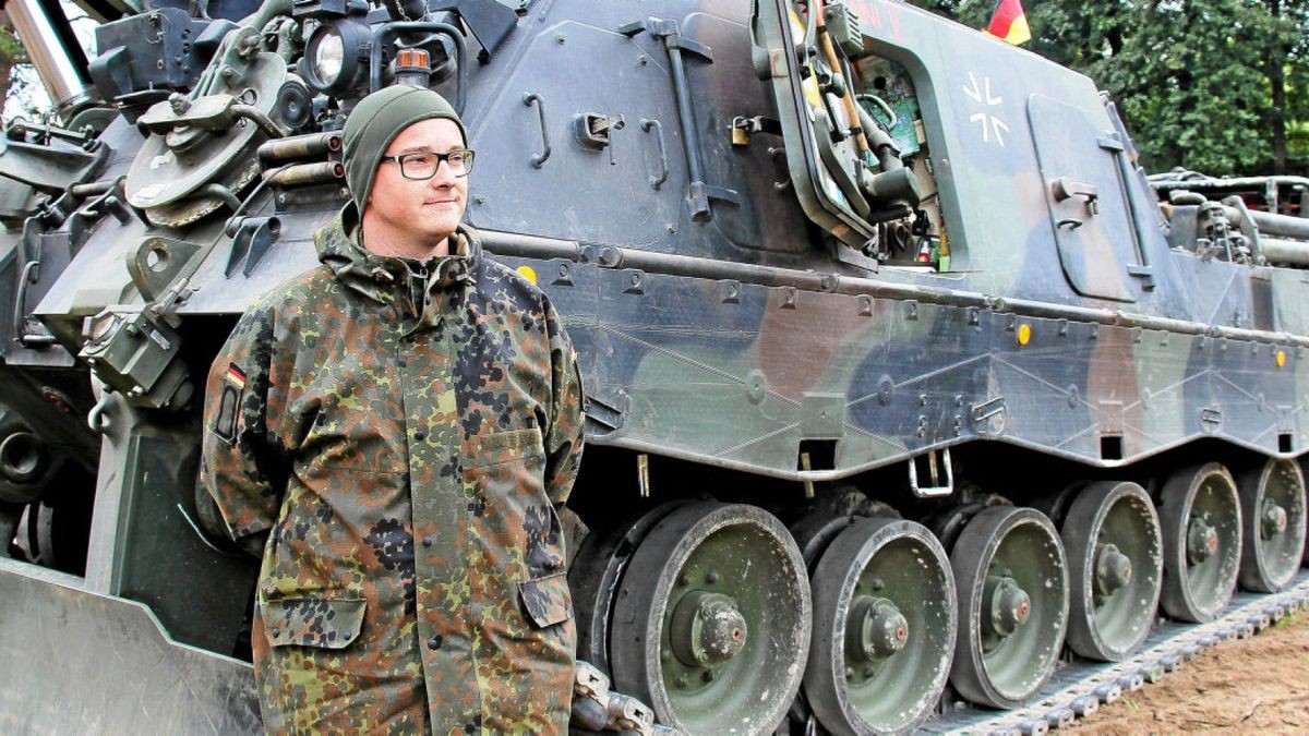 Stabsunteroffizier Christoph K. vom Versorgungsbataillon 131 in Bad Frankenhausen vor seinem Bergepanzer in Rukla. Archivfoto: Elmar Otto