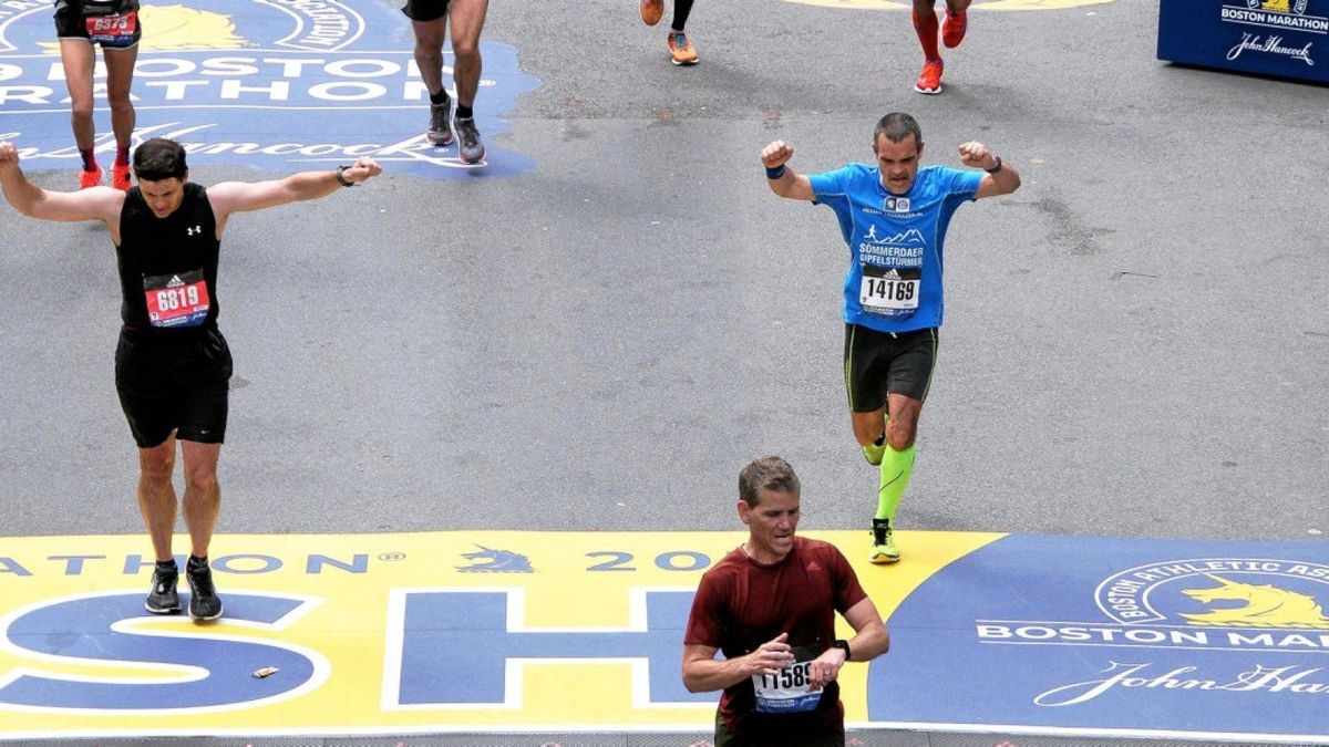 Bestzeit geknackt: Beim Boston-Marathon lief Andreas Wilck (rechts mit den gelben Stutzen) nach 3:16 Stunden durchs Ziel. Kleines Bild: Mit Ehefrau Anett und Lauffreund Maik Hartwig war er auch beim Rennsteiglauf im Halbmarathon dabei.Fotos: Privat