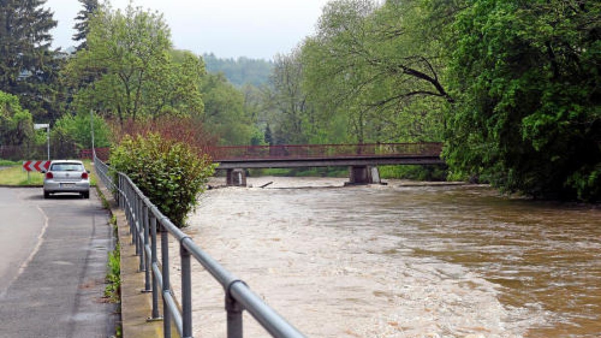 Starker Regen hat am Montagabend und in der Nacht zum Dienstag in Teilen Thüringens die Flusspegel, wie hier im Bild die Gera bei Bischleben, ansteigen lassen. Erwartetes Hochwasser blieb jedoch noch aus.