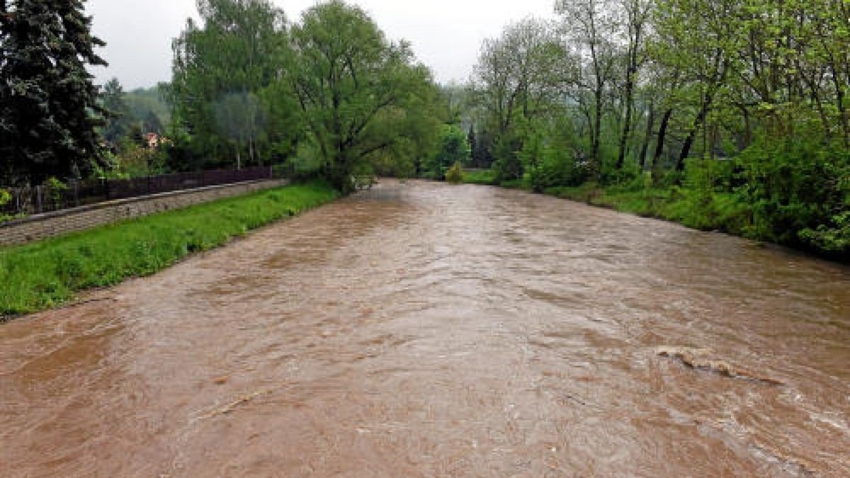 Starker Regen hat am Montagabend und in der Nacht zum Dienstag in Teilen Thüringens die Flusspegel, wie hier im Bild die Gera bei Bischleben, ansteigen lassen. Erwartetes Hochwasser blieb jedoch noch aus.