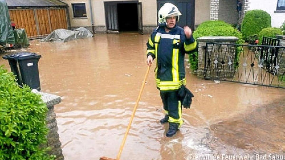 Durch ein Unwetter am Montagabend kam es in Bad Salzungen, Kaltenborn und Langenfeld zu einem größeren Einsatz der Feuerwehr. Keller liefen voll Wasser, Schlammlawinen zogen sich durch Grundstücke und Straßen, mehrere Fahrbahnen waren stark überflutet und nicht mehr passierbar. Die Einsatzmaßnahmen dauerten bis Mitternacht an und beschäftigten rund 70 ehrenamtliche Feuerwehrangehörige.