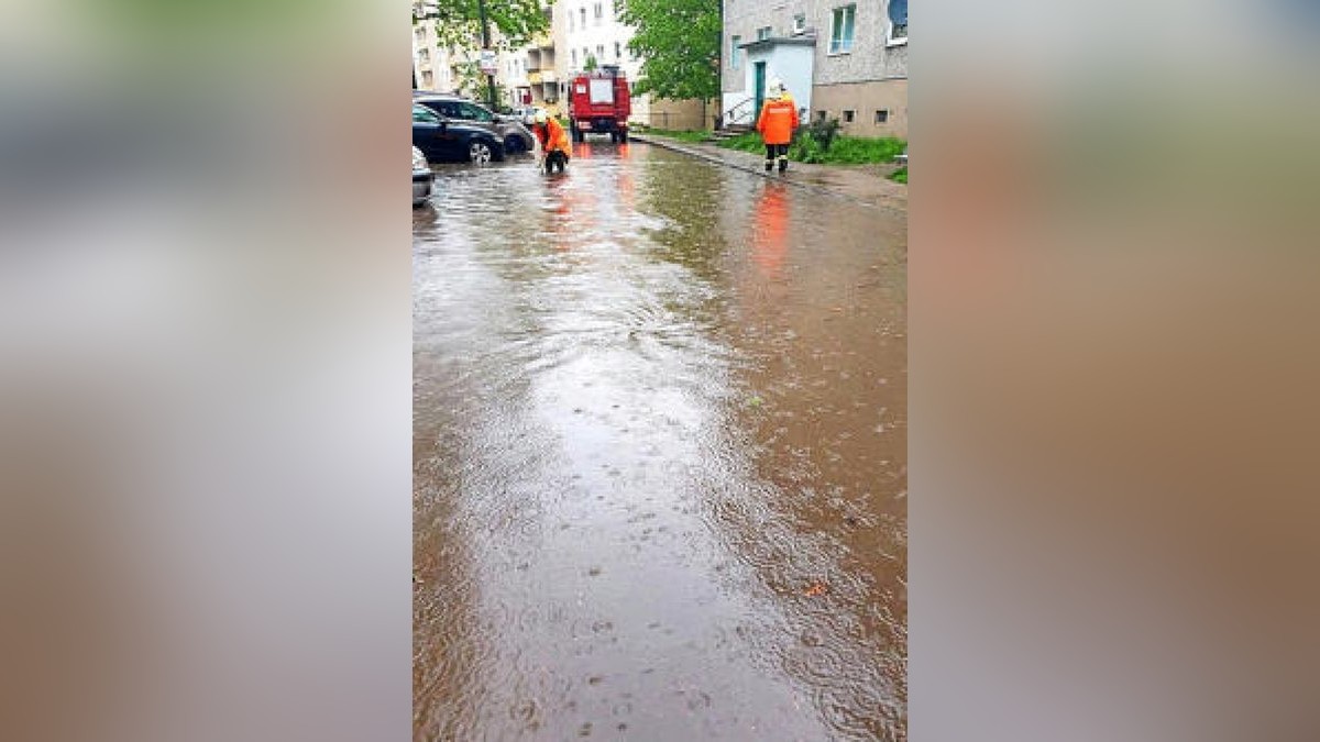 Durch ein Unwetter am Montagabend kam es in Bad Salzungen, Kaltenborn und Langenfeld zu einem größeren Einsatz der Feuerwehr. Keller liefen voll Wasser, Schlammlawinen zogen sich durch Grundstücke und Straßen, mehrere Fahrbahnen waren stark überflutet und nicht mehr passierbar. Die Einsatzmaßnahmen dauerten bis Mitternacht an und beschäftigten rund 70 ehrenamtliche Feuerwehrangehörige.