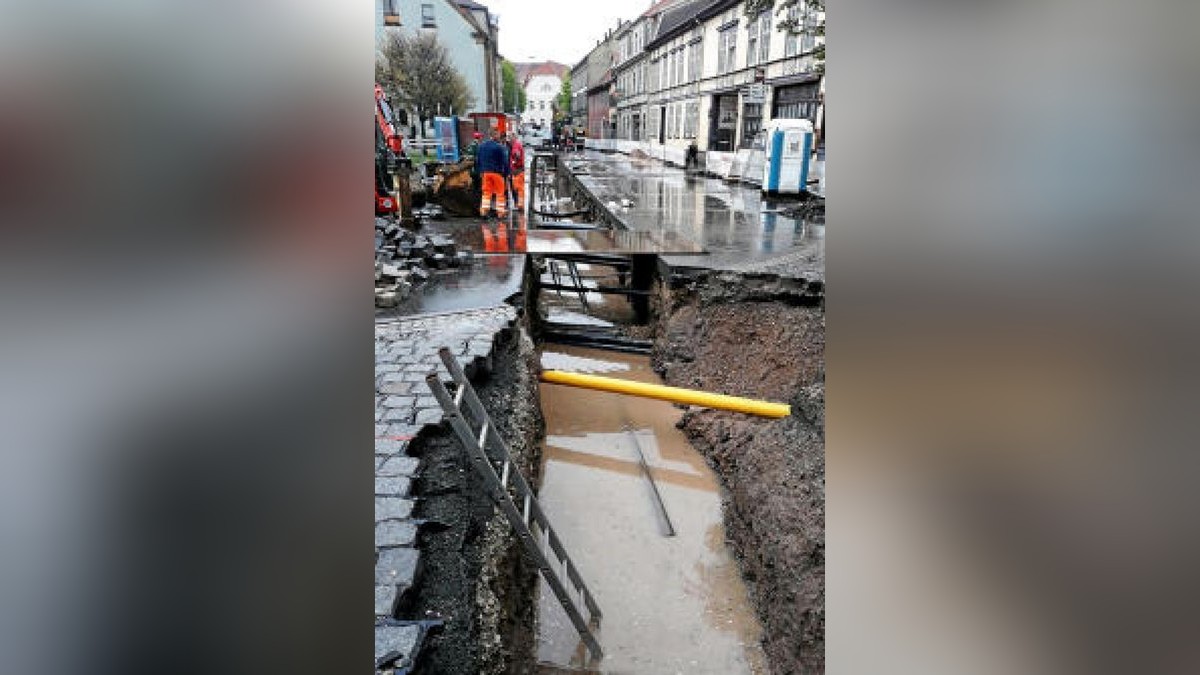 Das Unwetter erreichte bereits am Sonntag den Ilm-Kreis und spülte Wasser in den Kanal in der Arnstädter Ritterstraße. Foto: Robert Schmidt