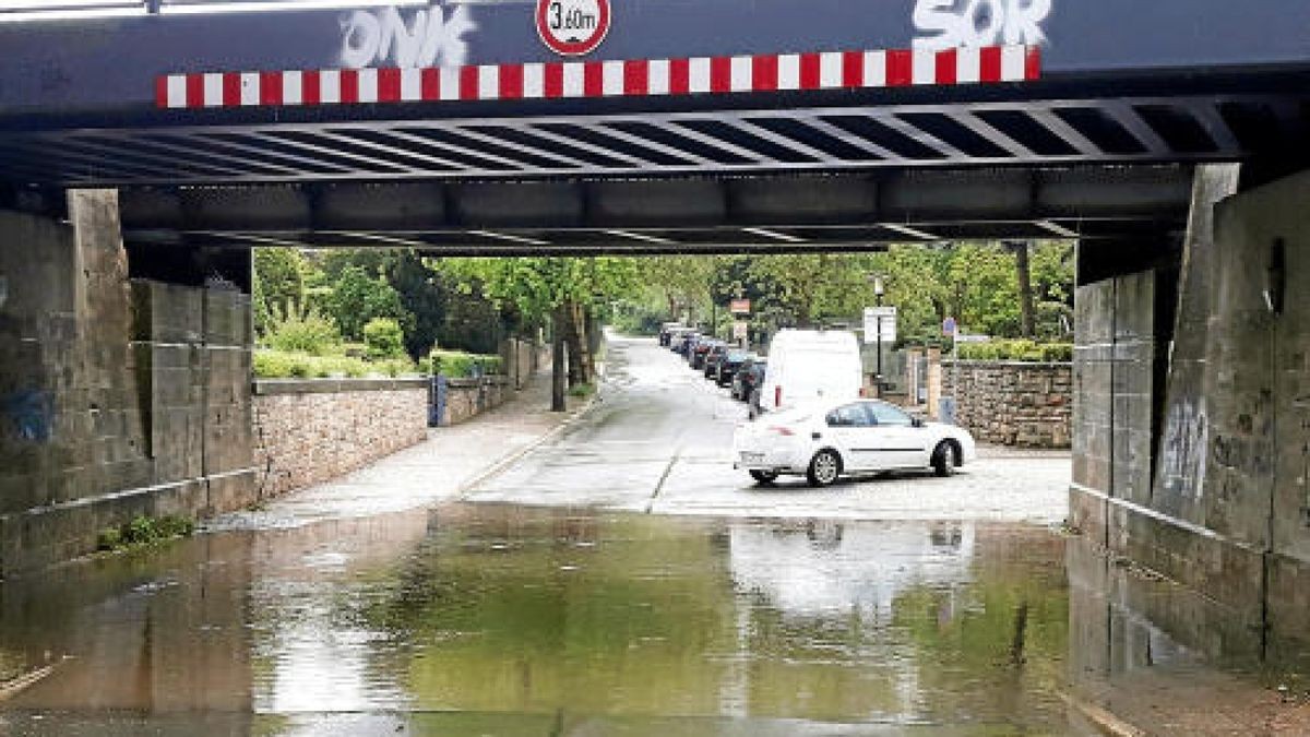 Die Unterführung der Arnstädter Friedensstraße blieb von den Wassermassen ebenfalls nicht verschont. Foto: Robert Schmidt