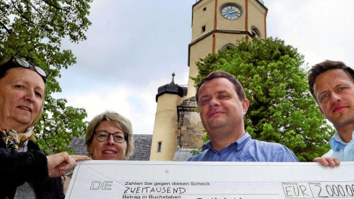 Wieder einen Meilenstein geschafft. Pfarrerin Evelin Franke, Kirchenbüro-Mitarbeiterin Birgit Verwiebe sowie die Vorstände Steffen Müller und Rolf Hecker freut es. Foto: Ina Renke