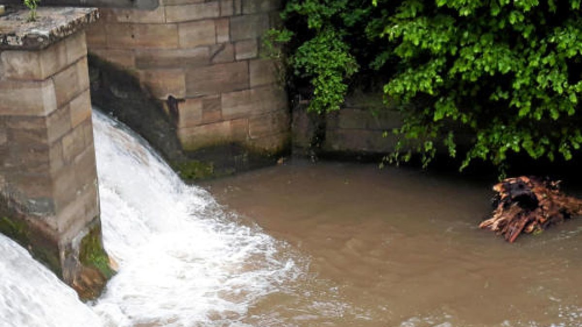 Die Gera führte aufgrund des Unwetters große Wassermassen mit sich. Foto: Robert Schmidt