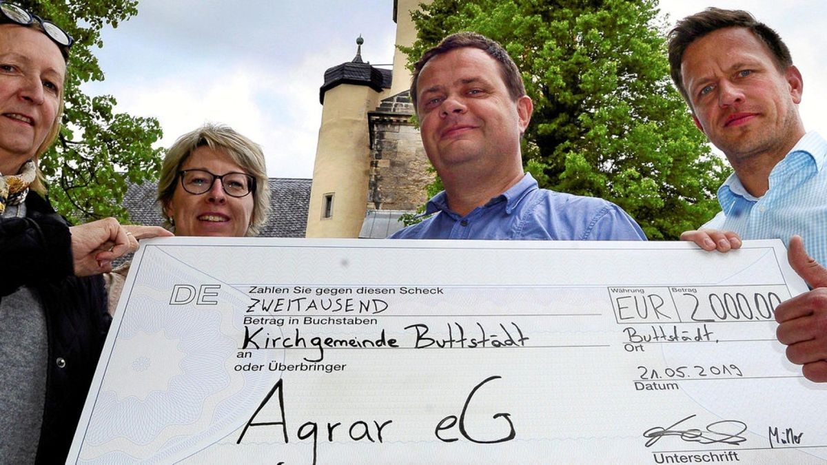 Wieder einen Meilenstein geschafft. Pfarrerin Evelin Franke, Kirchenbüro-Mitarbeiterin Birgit Verwiebe sowie die Vorstände Steffen Müller und Rolf Hecker freut es.