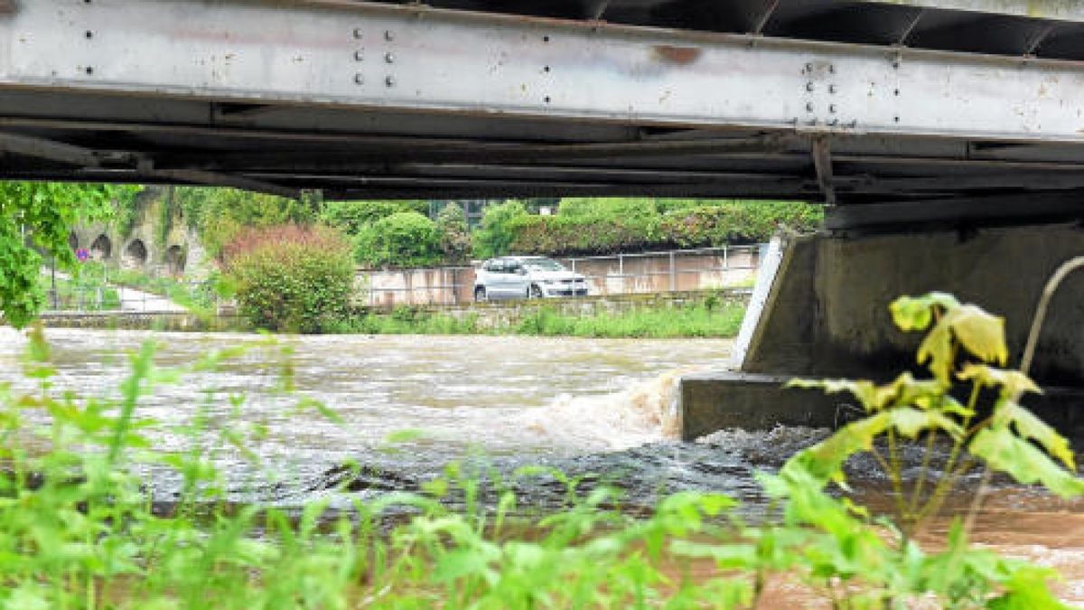 Starker Regen hat am Montagabend und in der Nacht zum Dienstag in Teilen Thüringens die Flusspegel, wie hier im Bild die Gera bei Bischleben, ansteigen lassen. Erwartetes Hochwasser blieb jedoch noch aus.