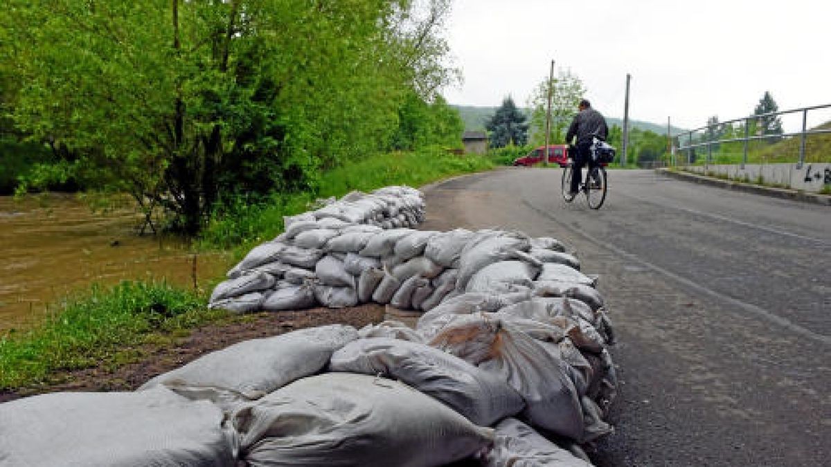 Sandsack-Sperre an der Gera bei Erfurt-Hochheim.