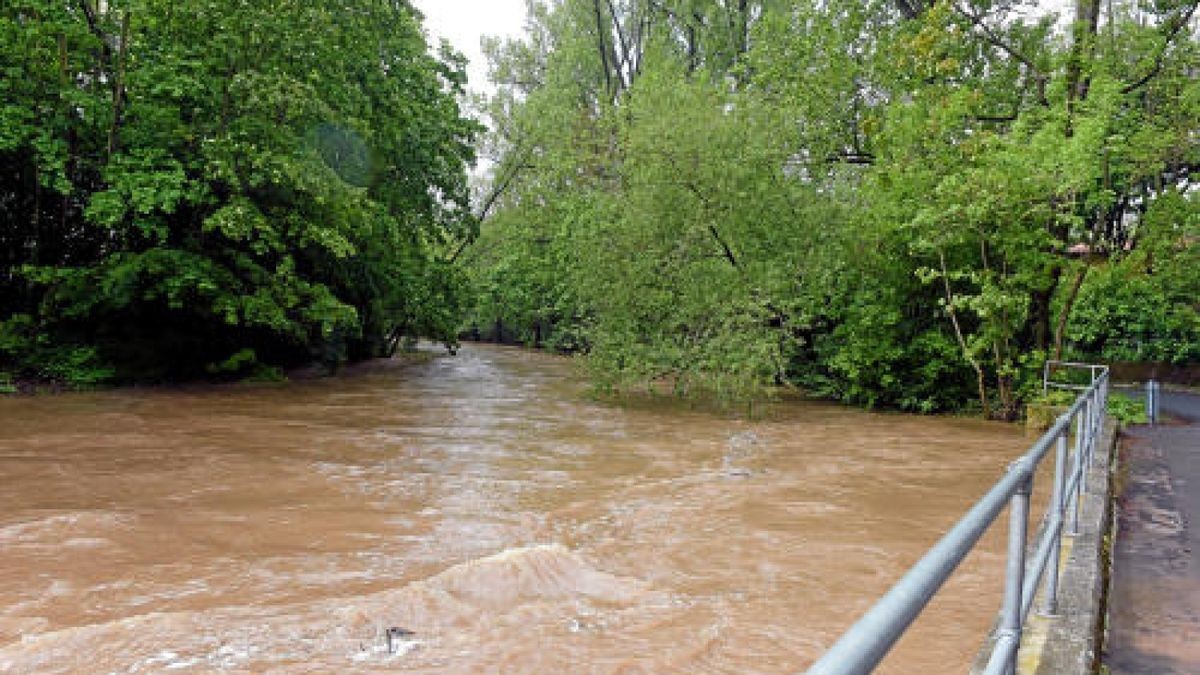 Starker Regen hat am Montagabend und in der Nacht zum Dienstag in Teilen Thüringens die Flusspegel, wie hier im Bild die Gera bei Bischleben, ansteigen lassen. Erwartetes Hochwasser blieb jedoch noch aus.