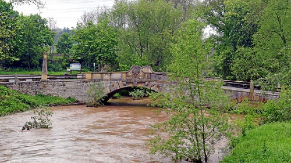 Starker Regen hat am Montagabend und in der Nacht zum Dienstag in Teilen Thüringens die Flusspegel, wie hier im Bild Brücke über die Gera bei Molsdorf, ansteigen lassen. Erwartetes Hochwasser blieb jedoch noch aus.