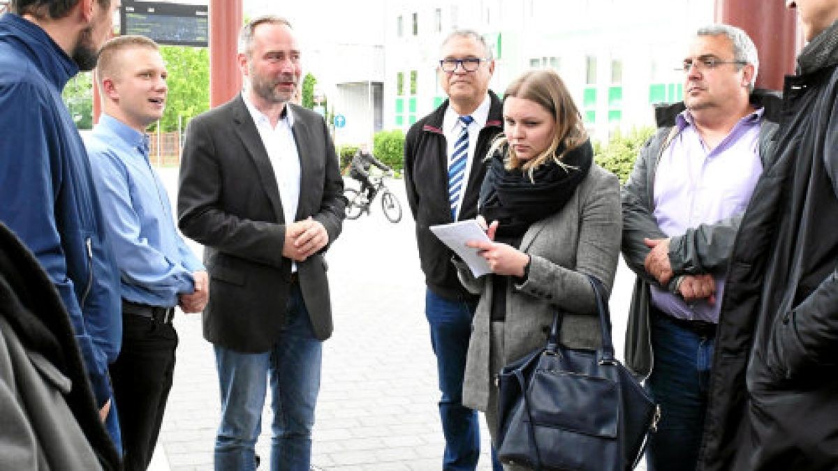 Die Teilnehmer des transnationalen Projekts „Subnodes“ führte der Weg auf den Sömmerdaer Busbahnhof.Foto: Jens König